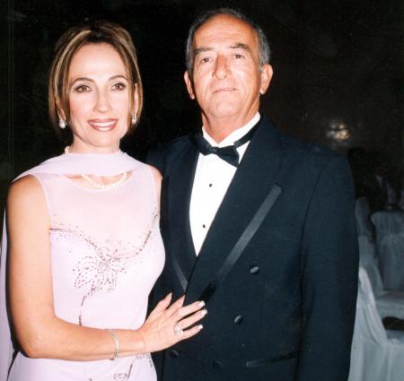  23 de septiembre 


María del Carmen Rodríguez de Hermosillo y Luis Hermosillo en el banquete de boda de Luis Hermosillo y Abril González.