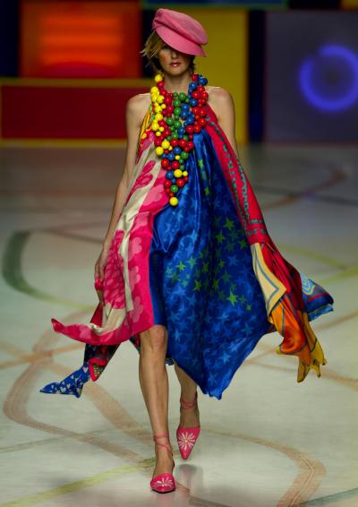 La supermodelo Stella Tennant, desfila con uno de los modelos de Aghata Ruiz de la Prada.