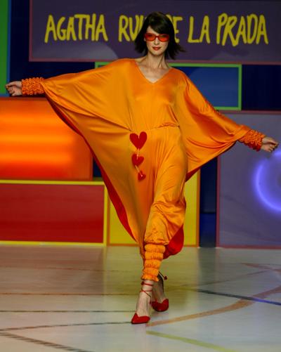 Como es habitual en esta multidisciplinar diseñadora, su desfile fue alegre y colorista, prefiriendo los tonos fuertes en cada uno de sus modelos.