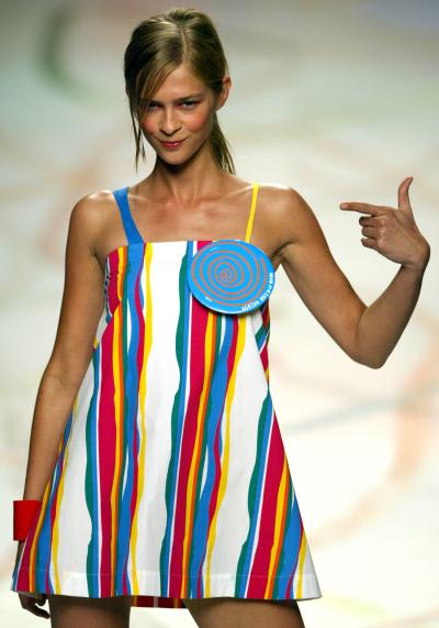 Ruiz utilizó siliconas transparentes, lentejuelas y bolitas de color efecto cristal para dar brillo a un desfile en el presentó también baño.