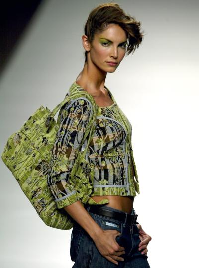 El desfile del argentino Roberto Torretta inauguró la XXXVIII edición de Pasarela Cibeles, en la que 27 diseñadores, diez de ellos integrados en el grupo de los jóvenes, mostrarán sus propuestas para la primavera y el verano de 2004.