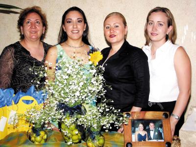 Verónica Marroquín García con familiares que la acompañaron en su primera despedida de soltera.