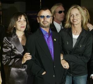 Olivia Harrison saluda a Ringo Starr y a su esposa Barbara Bach durante la premiere del documental de su esposo.