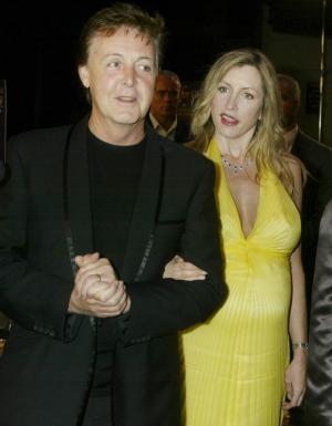 Paul McCartney y su esposa Heather Mills a su llega a la premiere del documental del último concierto de George Harrison.