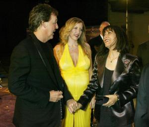 La viuda de George Harrison, Olivia saluda a Paul McCartbey y a su esposa Heather Mills
