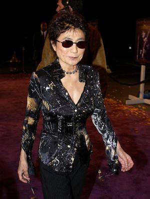 Yoko Ono a su llegada a la premiere del documental del último concierto de Geroge Harrison.