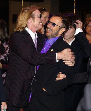 Tom Petty, (izq), abraza a  Ringo Star antes del documental en honor a Harrison