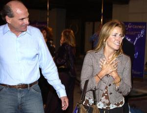 La cantante Sheryl Crow saluda a los fotógrafos después de saludar a James Taylor en la noche del evento.