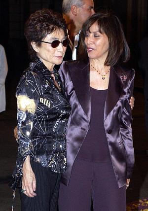 Olivia la viuda de George Harrison saluda efusivamente a Yoko Ono en la premiere mundial del documental concierto en honor a su su esposo.