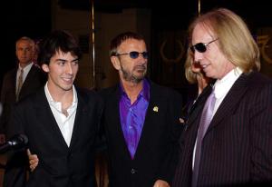A los dos ex integrantes del fabuloso cuarteto se le unieron en la presentación, estrellas de la grabación como Tom Petty, Sheryl Crow y Jeff Lynne, lo mismo que la viuda de Harrison, Olivia, su hijo, Dhani, y Yoko Ono, la viuda del ex-Beatle John Lennon.

En el gráfico: El hijo de George Harrison  Dhani, (izq), fue captado junto a Ringo Star, (centro) y Tom Petty.