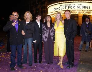 McCartney y Starr, acompañados de sus respectivas esposas, Heather Mills y Barbara Bach, llegaron por separado al evento, pero hablaron brevemente y posaron juntos para los fotógrafos en Warner Bros. Studios, en Burbank, California.