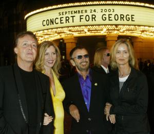 Los dos Beatles sobrevivientes, Paul McCartney y Ringo Starr, hicieron una poco usual aparición juntos en la premiére mundial de un documental del concierto del año pasado en homenaje a su extinto compañero George Harrison.