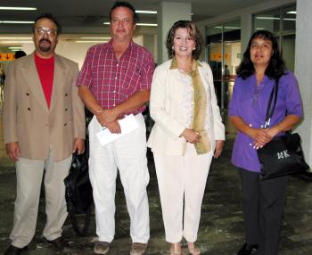 Elvira Ramírez, Nicolás Pérez y Leticia Flores viajaron a México y fueron despedidos por Miguel López.