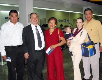 -En plan de paseo se trasladaron a México Roberto Rodríguez y María del Carmen de Rodríguez con sus hijos, nuera y nieto.