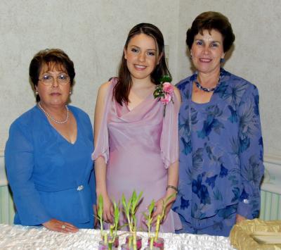 La festejada Karina Ivonne Valdez Garza con las organizadoras de su fiesta de despedida, su mamá Alicia Garza de Valdez y su futura suegra Raquel Saracho de Von Bertrab.
