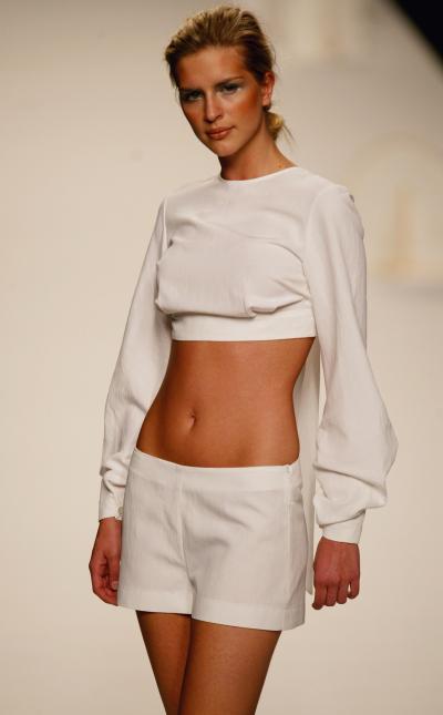 Las faldas, blusas y los trajes de la coreana Julie Sohn, afincada en España, obedecen solamente a un blanco níveo, un aliado infalible del calor y la luz.