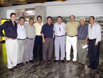  29 de septiembre 


Aureliano Hernández Alonso retornó a Guadalajara después de asistir a la inauguración de un torneo de softbol de la sección 35, lo despidió un grupo de caballeros.