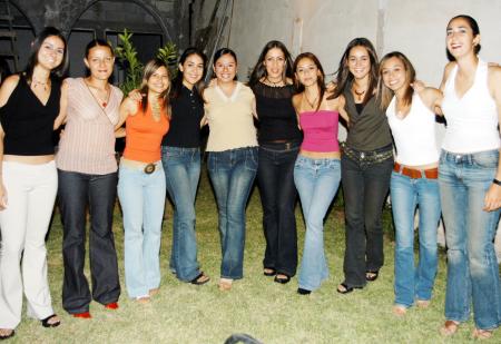 Karla Gurrola Peniche acompañada de un grupo de amigas en pasado convivio social.