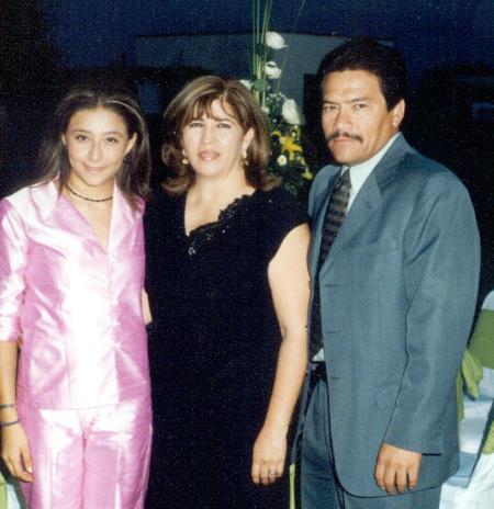 Felipe Medina Cervantes y Silvia Rodríguez de Medina con su hija Julia María Medina Rodríguez.