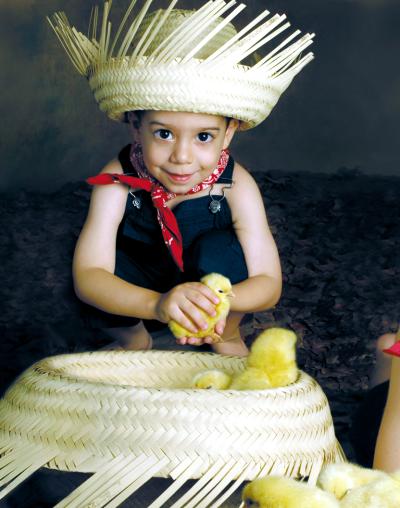 Niño Víctor Humberto de la Parra Echeverría en una fotografía de estudio