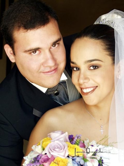 Ing. Francisco Xavier Flores Cisneros y G.M. Alejandra López García contrajeron matrimonio religioso en la parroquia de la Sagrada Familia el 19 de julio de 2003.


Estudio: Laura Grageda