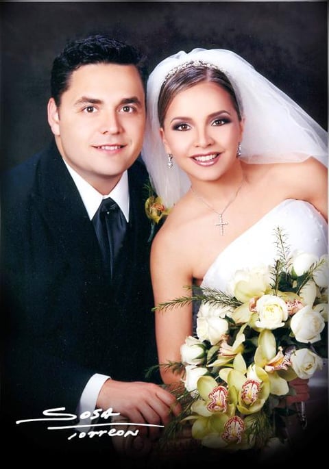 Lic. Carlos MIjares Álvarez y Srita. Alejandra Nahle Zarzar recibieron la bendición nupcial en la parroquia de San Pedro Apóstol el 20 de septiembre de 2003.


Studio: Sosa