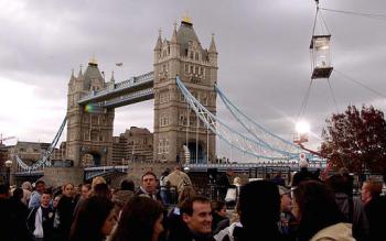 David Blaine, de 30 años, cumplió esta noche 44 días suspendido en una caja de metacrilato de dos metros de alto, dos de ancho y uno de fondo junto al famoso 'Tower Bridge', el Puente de la Torre de Londres.