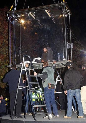 Al inicio, los habitantes de Londres se burlaban del neoyorquino, le arrojaban huevos o lo iluminaban con linternas. Un hombre fue detenido por arrojar globos llenos de pintura a la caja de metacrilato, que mide dos metros de alto por dos de ancho y uno de fondo, y otro fue multado por tratar de contaminar el agua.