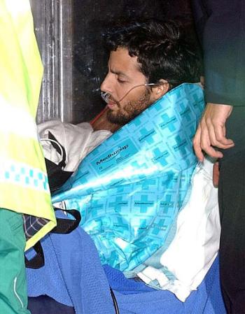 Inmediatamente después Blaine fue colocado en una camilla y llevado en ambulancia a un hospital privado, donde le son realizadas una serie de pruebas para determinar si el ayuno autoimpuesto le ha causado daños a su salud.