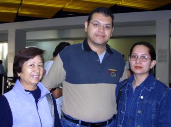L- Cecilia Huizar viajó a Jalapa y fue despedida por Héctor Meza y Eusebia Vargas.