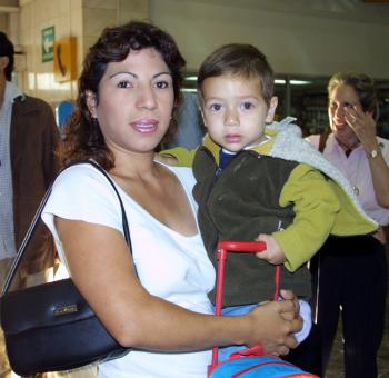 L- Solvia Olague López y Orlando Aguilar Olague viajaron a la Ciudad de México