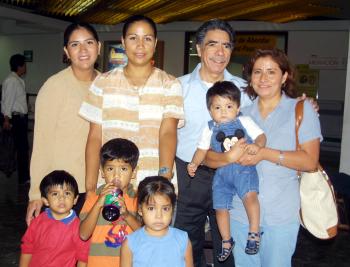 M. Oscar Martínez retornó a  Los Ángeles, lo despidieron sus hijas Gloria, Verónica y Pilar y sus nietos