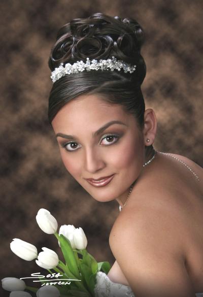 Srita. Cecilia González  Garay en una fotografía  de estudio con motivo de sus quince años de vida, es hija de los señores Cecilio Gonzáñez y Ángeles Garay de González.