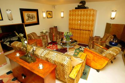 También se subastaron tres marcos de madera de David Linley -el mismo diseñador que fabrica los muebles de la Familia Real británica-, que se vendieron por 776 euros.