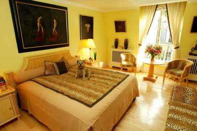 Además, aquellos que asistieron a la subasta pudieron ver las piezas tal y como estaban dispuestas en la casa del cantante, ya que Sotheby's decoró sus salas como si fuesen la mansión que Elton John comparte con su pareja, David Furnish.