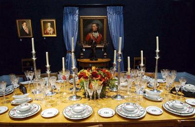 Entre el mobiliario se subastaron numerosas piezas de estilo Biedermeier del primer cuarto del siglo XIX, que sorprendieron por su austeridad, poco esperada de un artista tan extravagante como John.