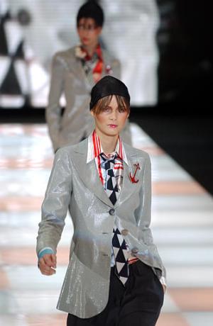 Los colores como el gris y el negro no fueron olvidados por Armani, al realizar sus diseños para la primavera del año entrante.