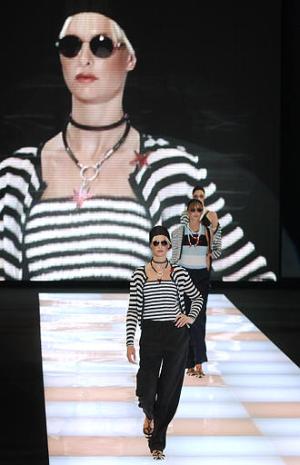 Los accesorios como los lentes de sol, son parte fundamental de la colección Armani para el año entrante, en donde éstos tienen una gran aceptación entre los jóvenes.