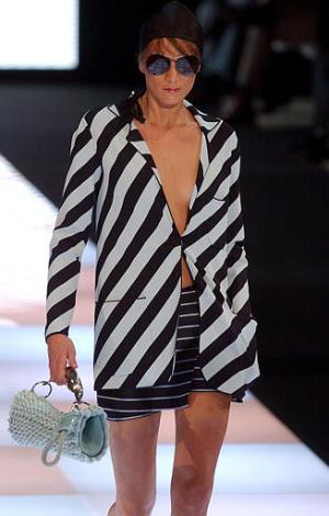 Todo parece pequeño en la colección de Armani para el sigueinte año, desde los vestidos a los bermudas.