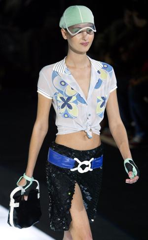 Para el buen tiempo, Armani propone unos modelos que tienen un gusto popular, como él mismo ha reconocido, y que se inspiran más en la cultura mediterránea tradicional.