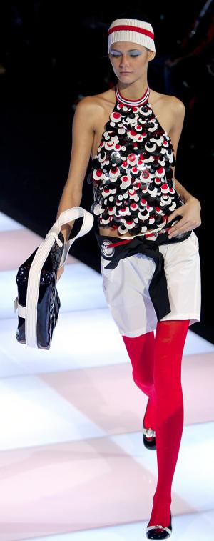 Armani propone para la próxima temporada una mujer que vista con frescura en cada uno de sus atuendos.