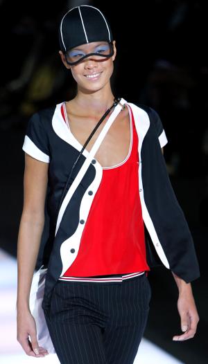 Giorgio Armani presentó su colección primavera-verano 2004  en las pasarelas italianas, durante la semana de la moda en Milán