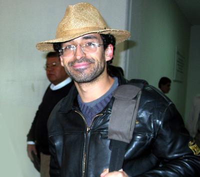 El actor Bruno Bichir a su llegada a la región para participar en un festival cultural en San Pedro, Coah.