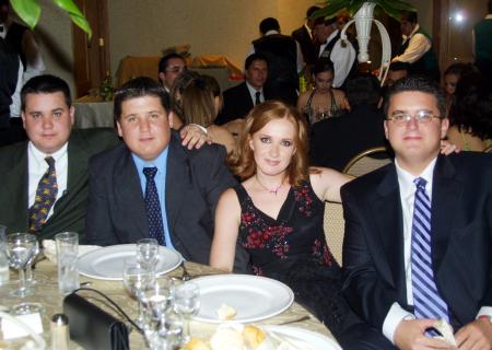 04 octubre 2003

Saúl, Carlos, Brenda y Rolando Noyola en pasado convivio social.