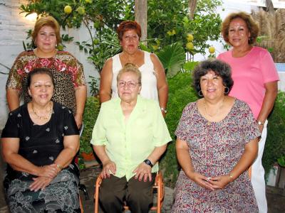 Angelina Bustamante Favela acompañada por Ermelinda Rodríguez, Rosa Irma de Moreno, Chela Chagoya, Antonieta de Menchaca y Ana María Esparza en la fiesta de despedida que le organizaron por su cambio de residencia
