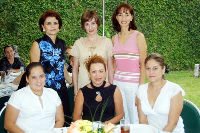 Alina Martínez acompañada por Mariel, Susana, Noeli, Chiquis y Emma en la fiesta de canastilla que le ofrecieron su mamá Astrid de Martínez y su hermana Astrid de Algara.