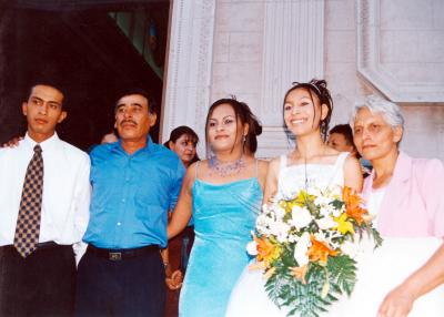 Celebró sus XV años de vida la señorita Ana Karen Meza quien fue captada al lado de sus hermanos y sus papás.