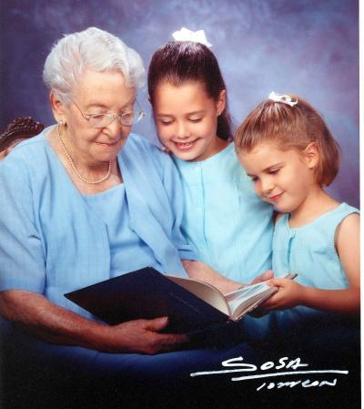 En una fotografía de estudio fue captada la señora María Trías de Montaña con sus nietas Mariángel y María Ana González Alatorre.