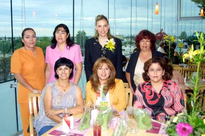 Lizeth Navarro García acompañada por algunas de las invitadas a su primera despedida de soltera.