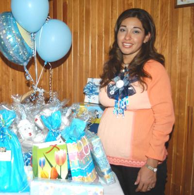 Por el próximo nacimiento de su bebé le organizaron una fiesta de canastilla a Elsa Ruiz de Favela.